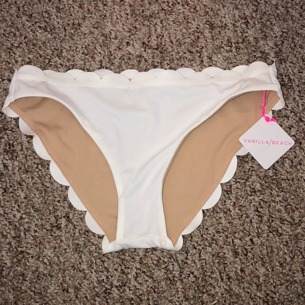 *Never Worn* White scalloped swimsuit bottoms